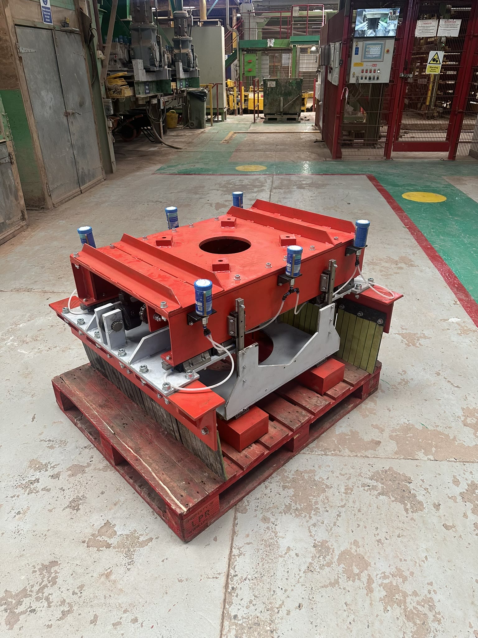 Pack forming head